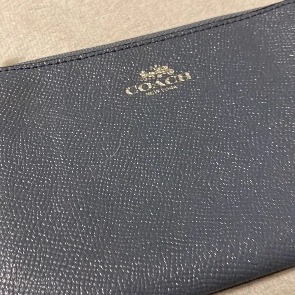 🆕 COACH. Women’s wristlet. - Picture 2 of 4